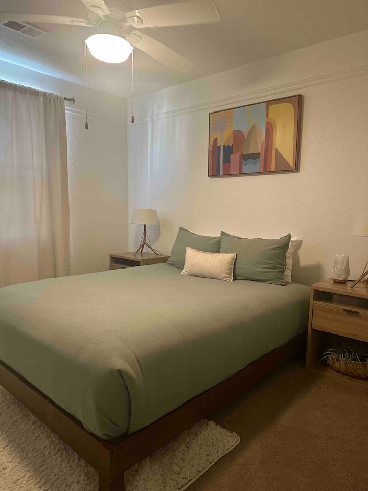 3er dormitorio con cama tamaño queen, ventilador de techo y armario con espejo.