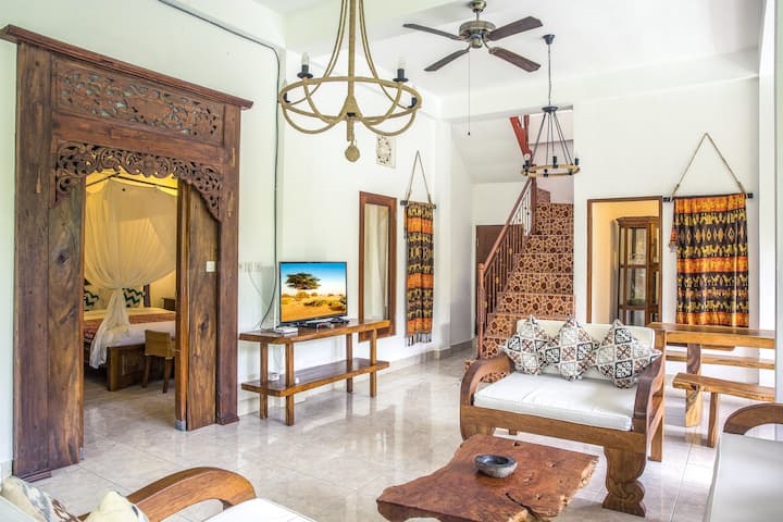 View Luxurious Spacious Living In Upscale Seminyak Images