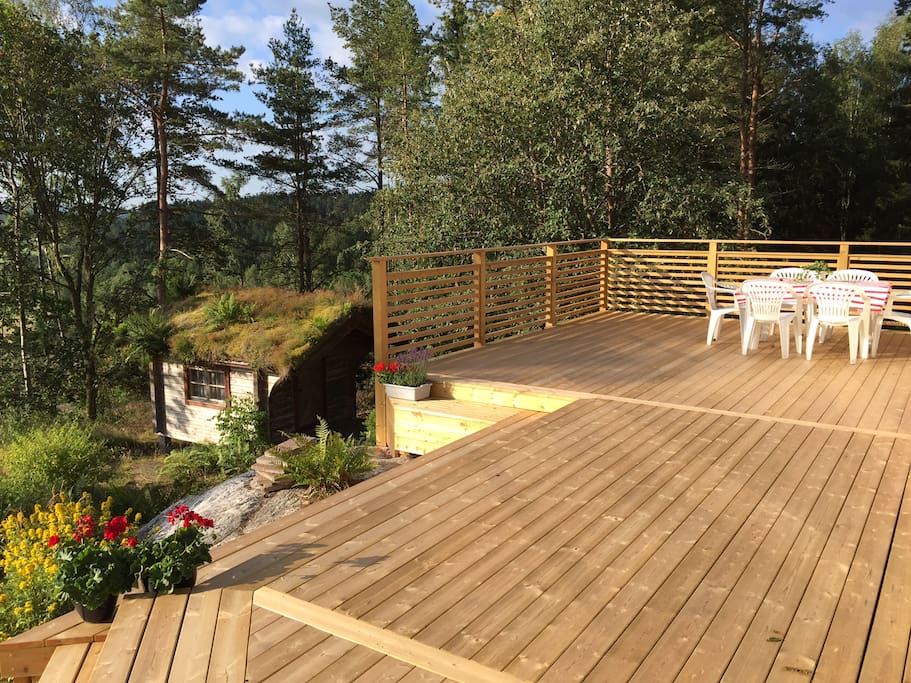 Large deck with beautiful views