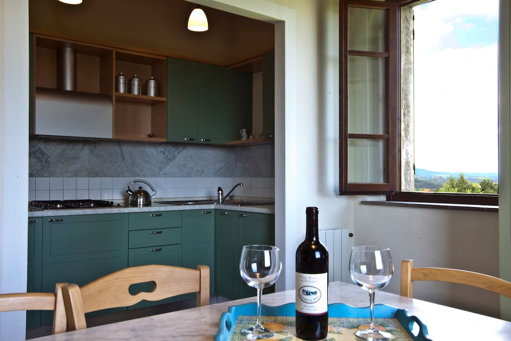 Il tavolo da pranzo con il nostro vino e il Cucinotto completamente accessoriato.