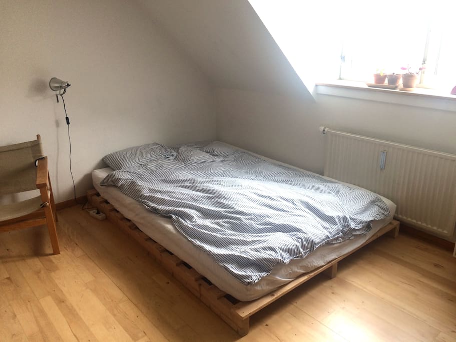 The bed is 140 cm wide and fits two people