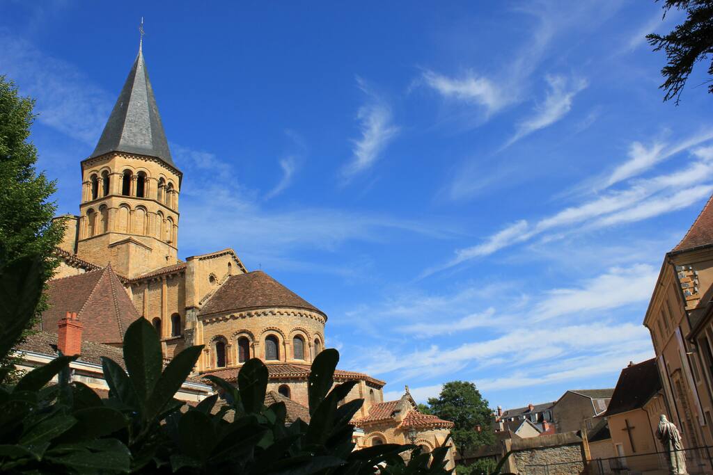 La basilique de Paray le Monial . (Réplique au tiers de Cluny !)