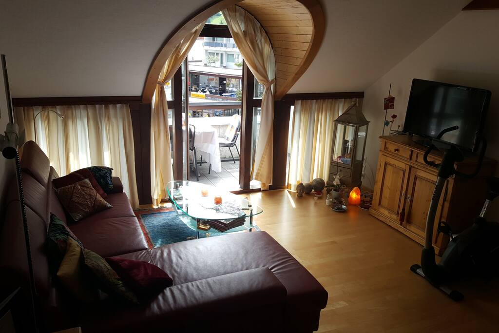 Offenes gemütliches Wohnzimmer