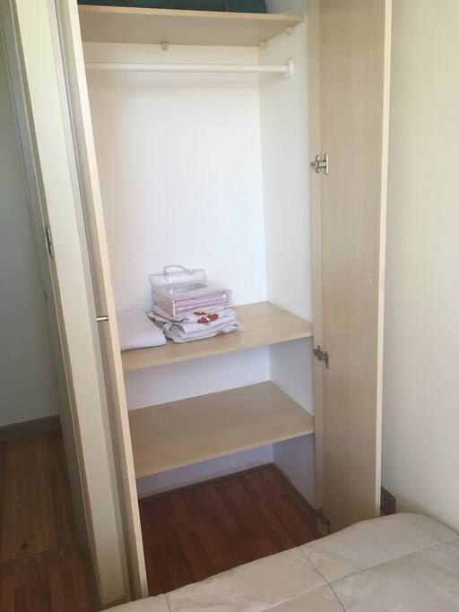Closet con sábanas y toallas para la estadía.