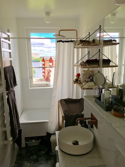 Bathroom with bathtub/shower with sea view