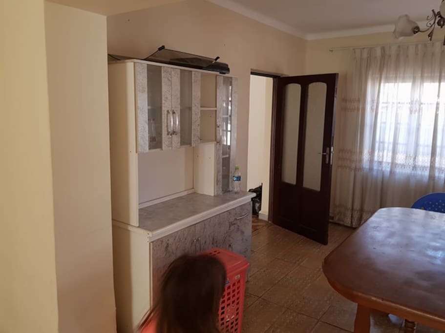 comedor con mesa de 6 personas y estante