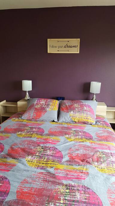 La chambre offre un confort remarquable avec lit king size (160 x 200)