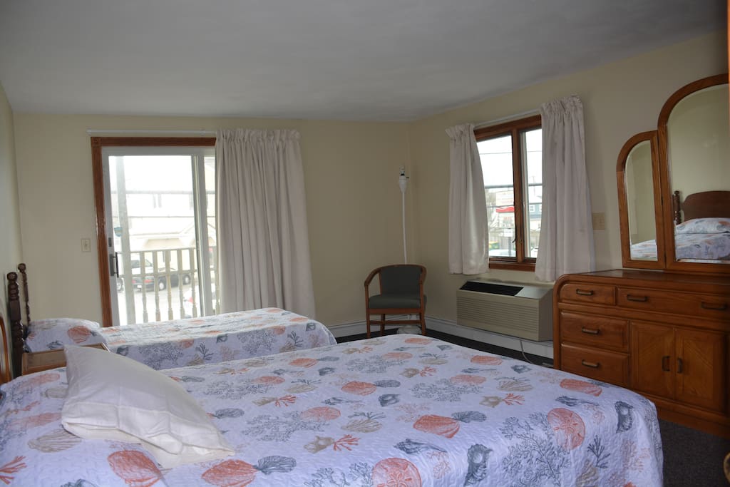 second bedroom, queen and twin beds. Balcony