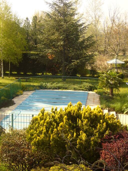 Piscine clôturée et bâchée