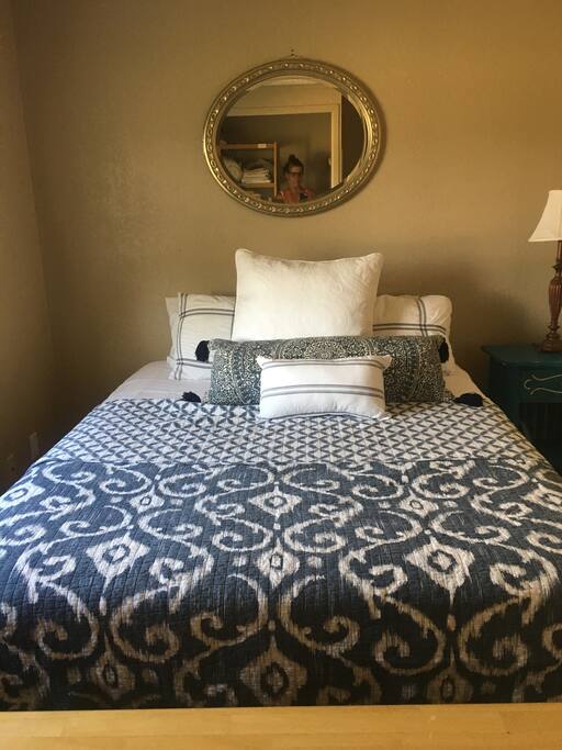 Queen Bed view of Mt. McLaughlin
Sunrise room