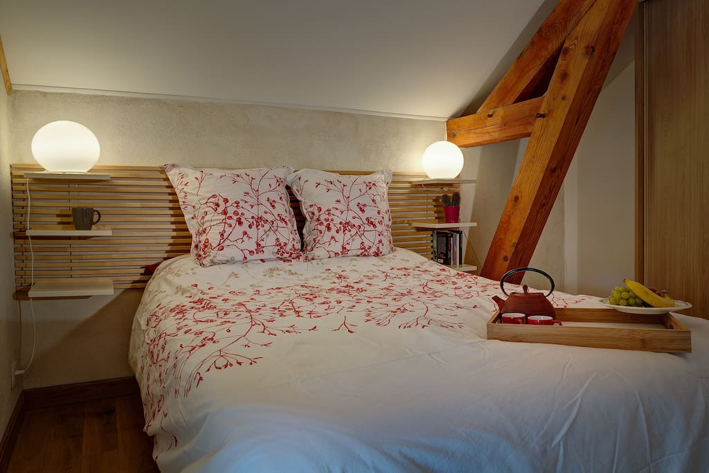 Une chambre avec literie haut de gamme.