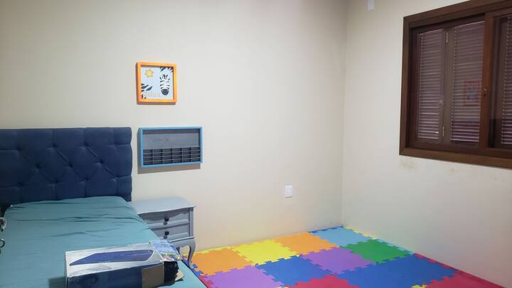 غرفة نوم بسرير مفرد وسرير إضافي.