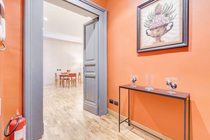 Roma Townhouse Frattina sleeps 6 3 bathrooms gallery image 3