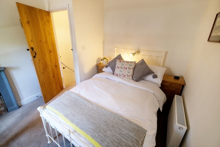 غرفة نوم رئيسية ريفية بسرير مزدوج