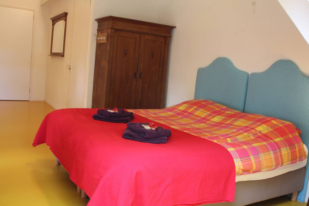 Het ouderbed van onze familiekamer