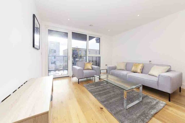 Stylish 2 bed apartment- near station gallery image 2