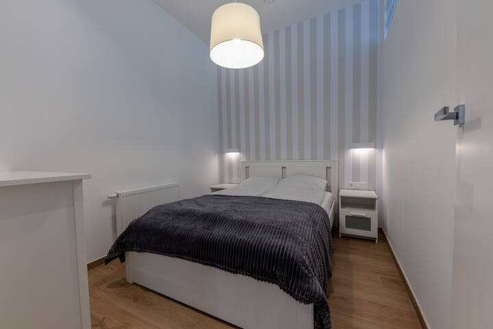 La suave iluminación y la decoración acogedora del dormitorio garantizan una noche de sueño reparador.
