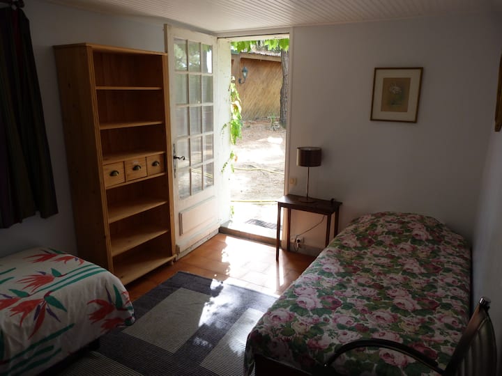 חדר שינה בקומת הקרקע - גישה לגינה