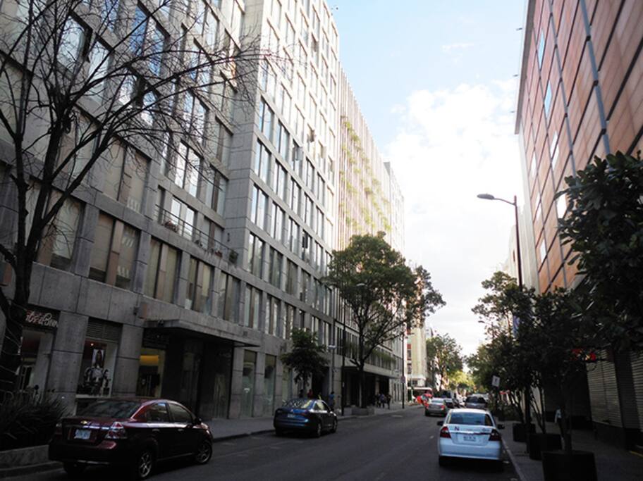 My street and building / Mi calle y mi edificio.
