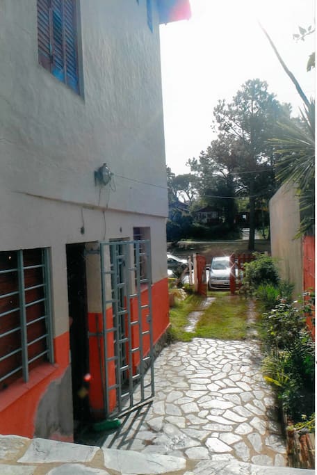entrada con lugar para guardar el coche