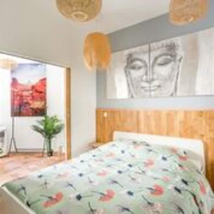 Dhoma e gjumit Kati përdhes 2 krevate të ndarë nga një ndarje e lëvizshme 