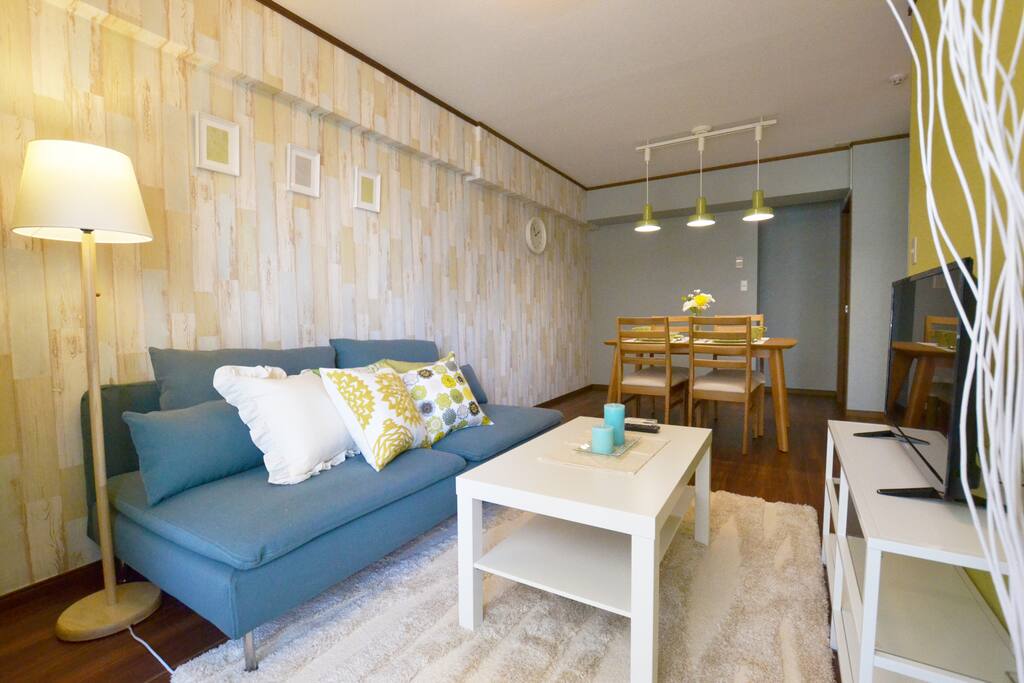Cozy room just like newly built. The living room is wide enough even for group to use comfortably.
新築物件のようなオシャレな内装のお部屋です。
広々としたリビングルームは団体様でも快適にお過ごしいただけます。