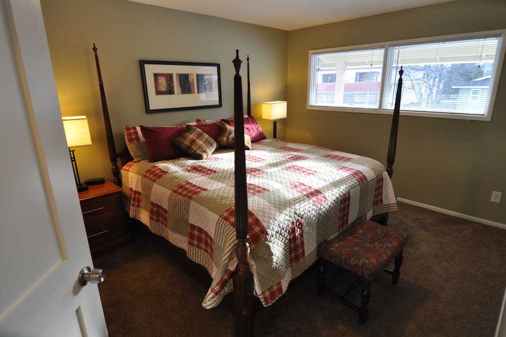 Comfortable king bed, luxury linens.