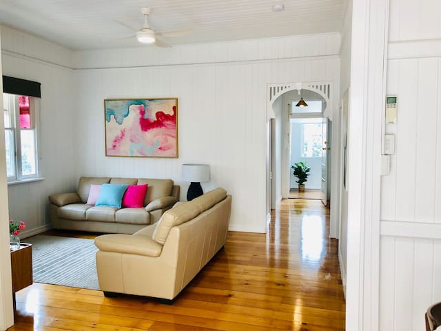 Stylish 5 Bedroom House with 4 Bathrooms