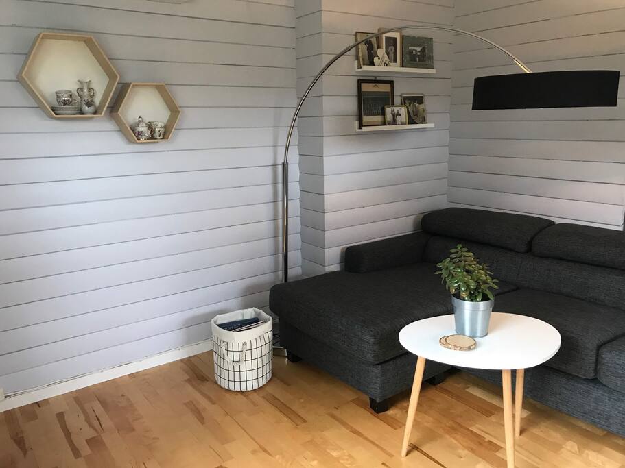 Stue med sofa og TV-krok