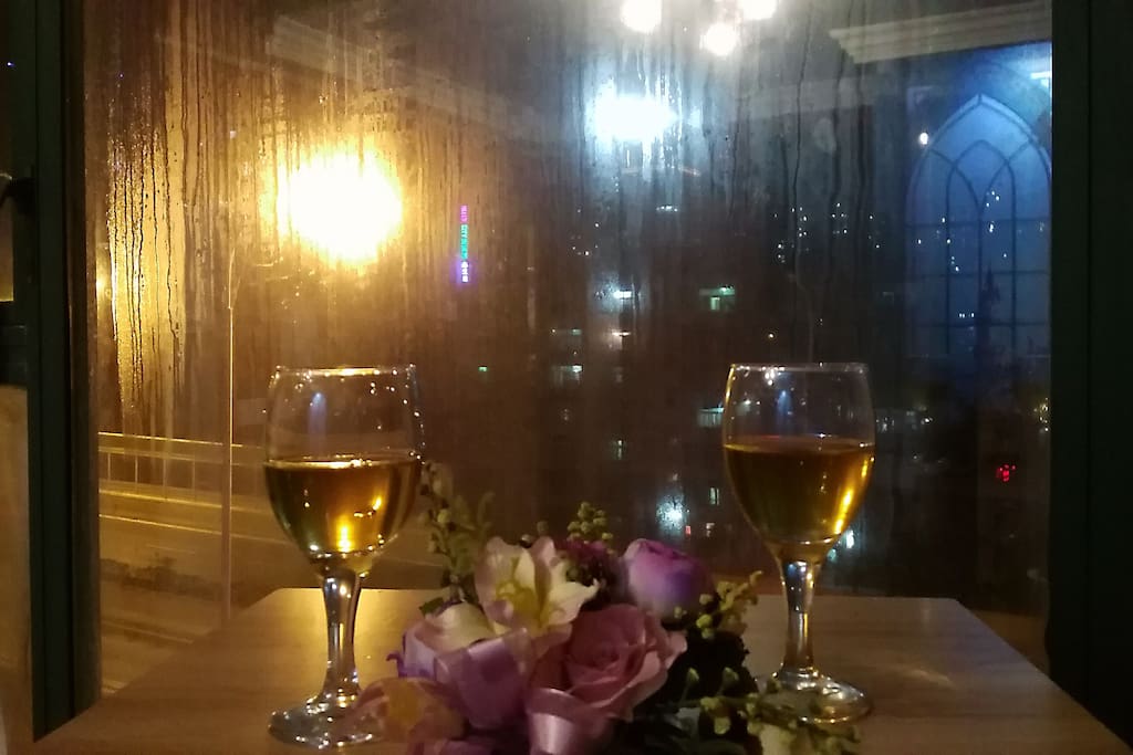 躺在床上就能欣赏光谷的夜景。