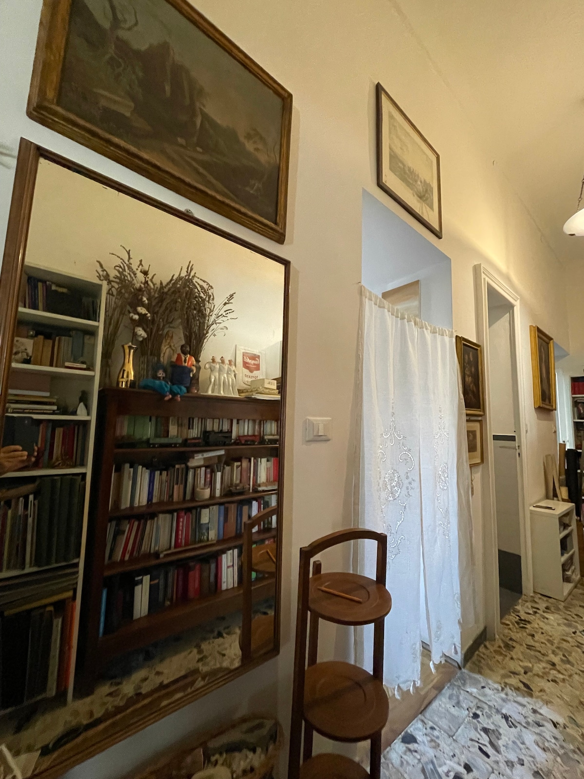 Entrada a la izquierda de la habitación con baño privado 