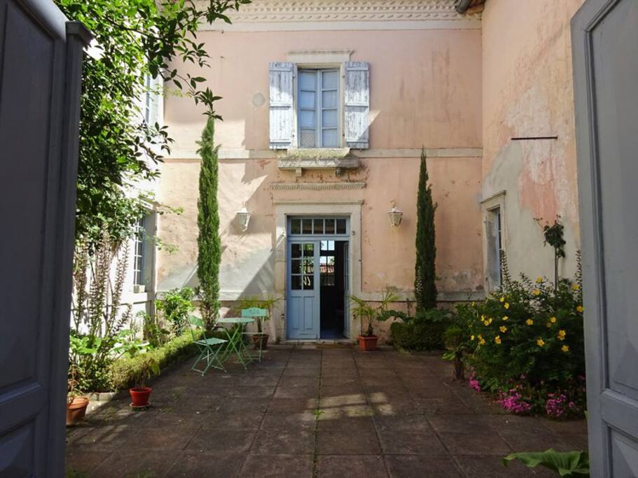 Entrée sur cour intérieure privée : le charme à l'italienne.