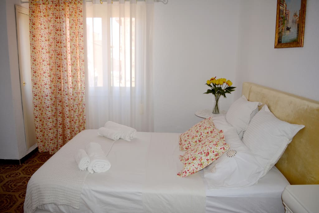 Dormitorio con cama de matrimonio