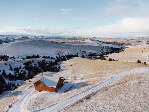 INCREDIBLE VIEWS + FAST Wifi, 10 private acres