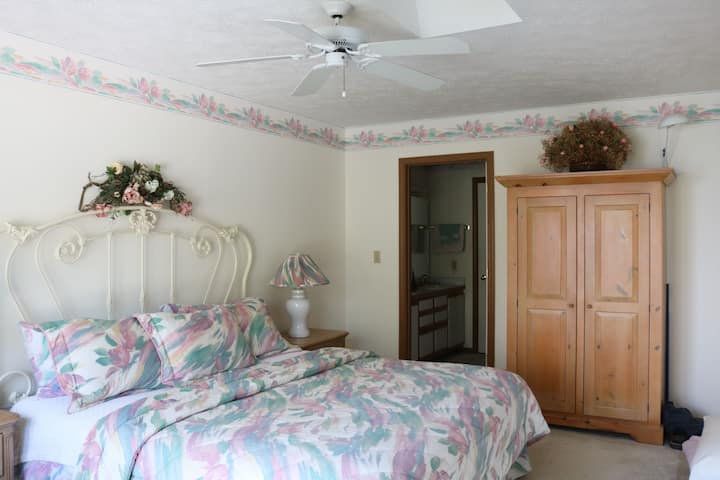 غرفة النوم الرئيسية تطل على الحمام الرئيسي الكامل.  يحتوي الحمام على حوضين ومرآة كاملة الطول وغرفة منفصلة للمرحاض/الدش/الحمام.    مناشف إضافية معلقة خلف الأبواب، والبعض الآخر متاح في الحمام الآخر.  