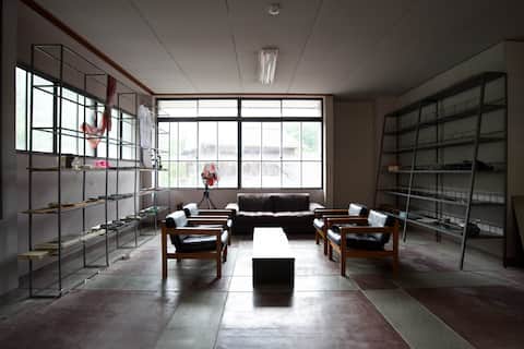 Wooden floor futon room of old,wild lodge”Kumoma”