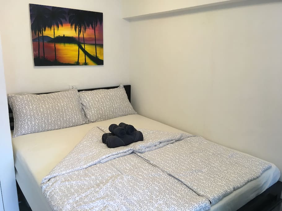 Sleeping area with queen size bed
