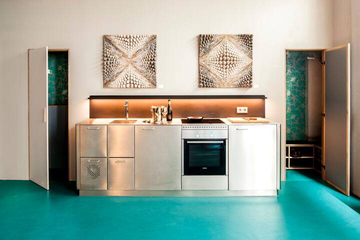 Poetic Stay: authentic artist loft – centre, quiet gallery image 4
