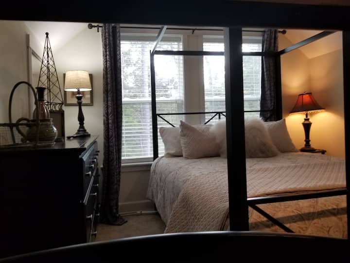 ห้องนอนขนาดควีนไซส์ชั้นบนพร้อมเตียงสองชั้นและทีวี