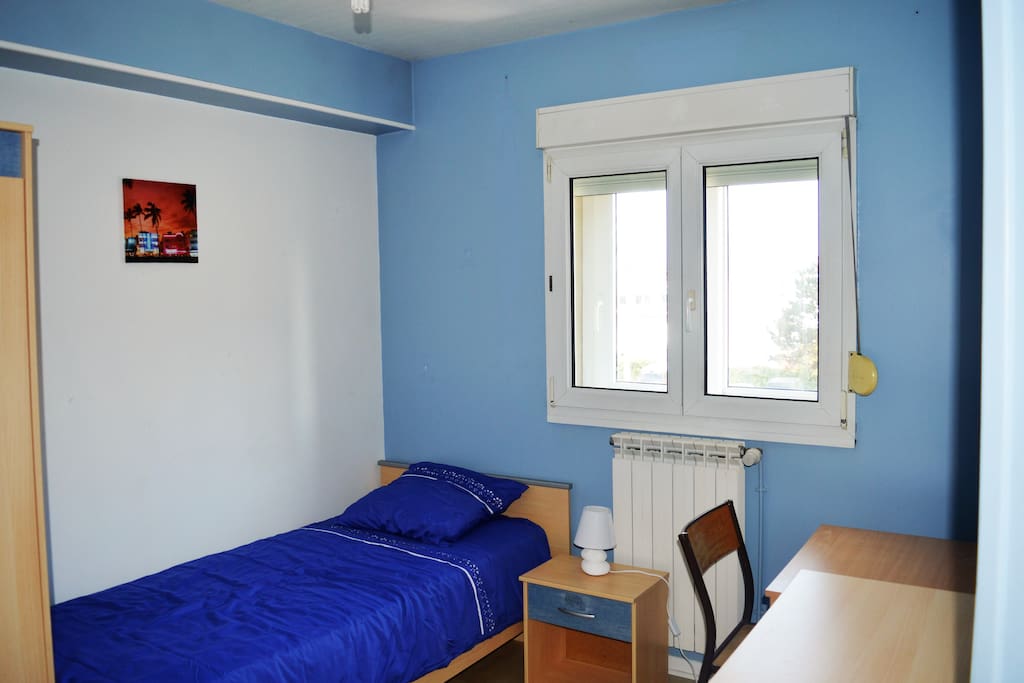 Lit simple un matelas gonflable si urgent