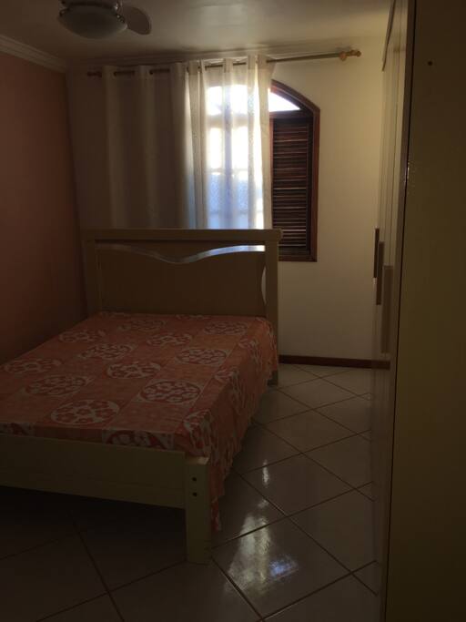 Quarto 02 de casal com suite e uma cama casal.