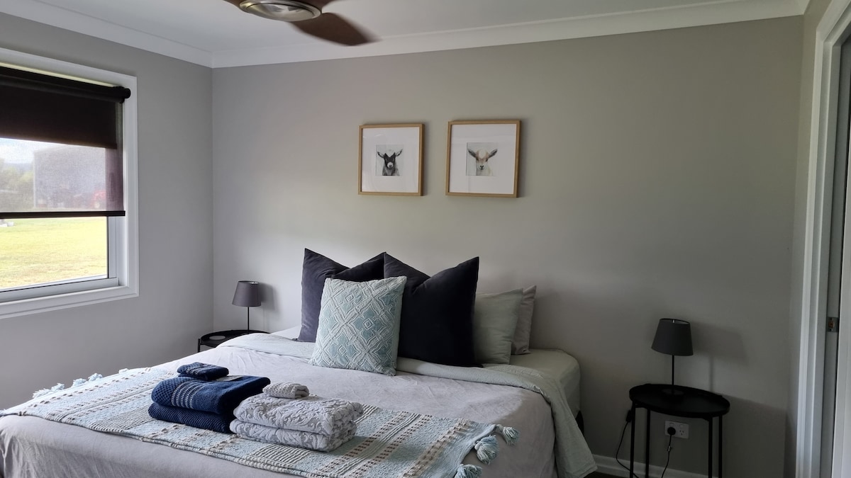 Hlavná spálňa má priestrannú posteľ a priľahlú kúpeľňu. 