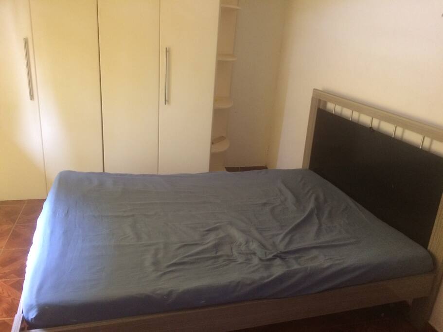 Quarto casal com guarda roupas