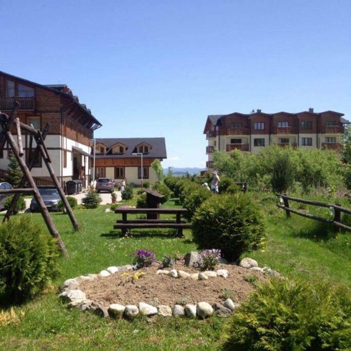 okolie apartmanoveho domu