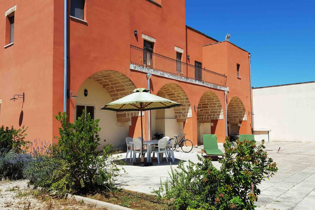 IL PORTICATO CON BALCONE E PIAZZALE COMUNE