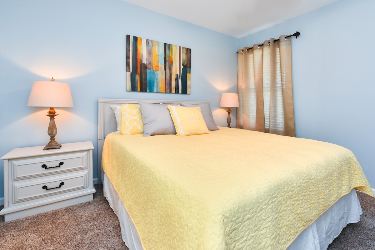 3间宽敞卧室中的2间。全新床上用品。 