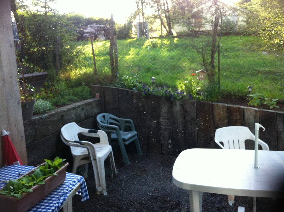 Notre terrasse extérieure pour les bons petits barbecues !