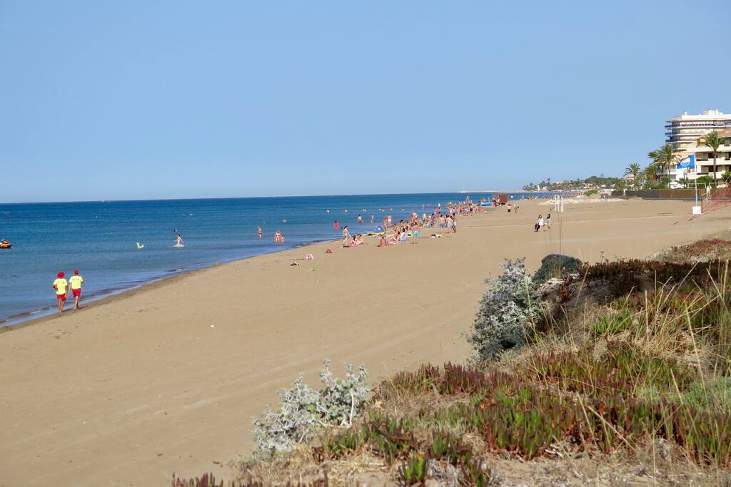 Les Bovetes beach 3 minutes walk away