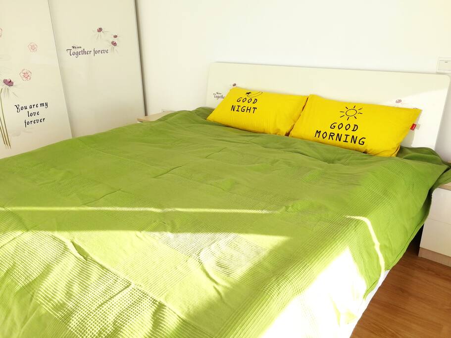 阳光洒进来的卧室