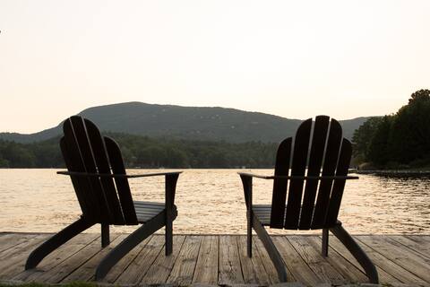 Lakefront Bliss Nestled in Great Smoky Mountains